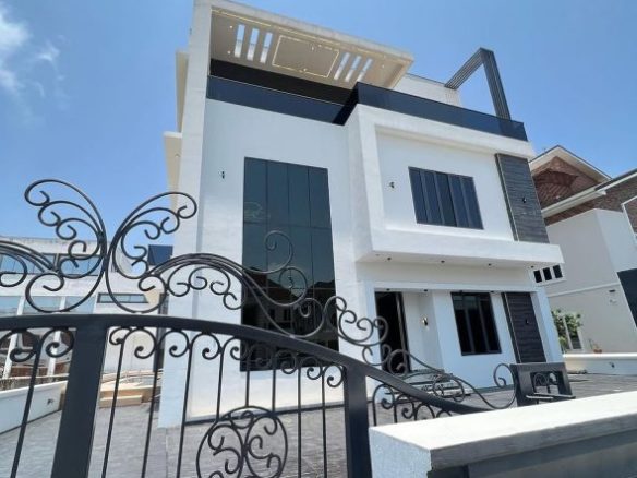 Fully Detached 5 Bedroom Duplex For Sale