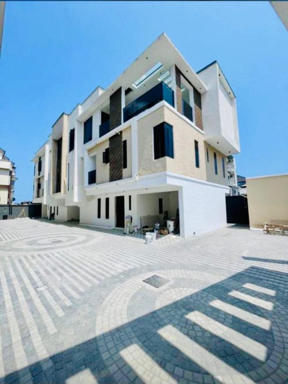 Newly built 4 bedroom maisonette terrace